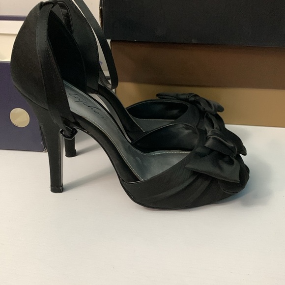 Black peep toed heels with bow accent - Picture 4 of 4